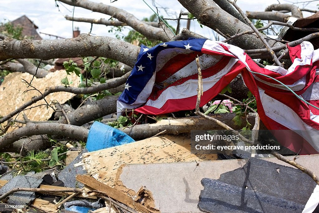 Joplin Missouri mortal F5 Tornado restos de ello y bandera estadounidense