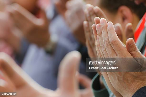 muçulmanos, homens rezar com as mãos levantadas no cairo, egito - suplicar imagens e fotografias de stock