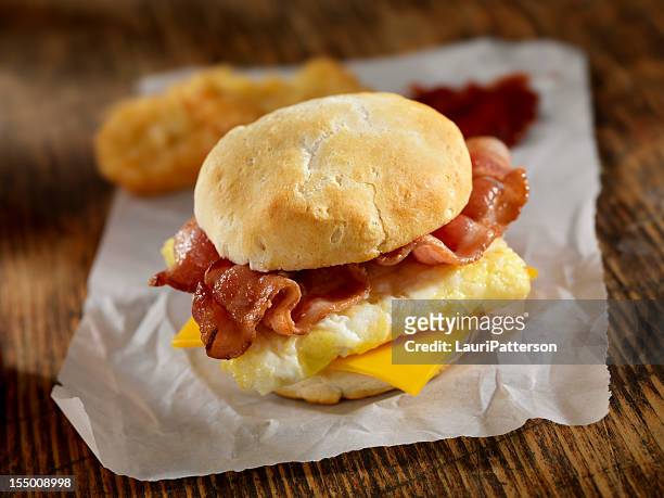 sanduíche de ovo e bacon - muffin inglês - fotografias e filmes do acervo