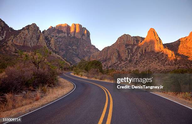 malerischen bergstraße in texas, nahe dem big bend national park - canyon stock-fotos und bilder