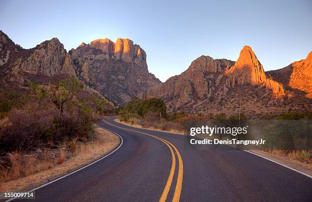 scenic mountain road in texas near big bend national park - country western outside stockfoto's en -beelden