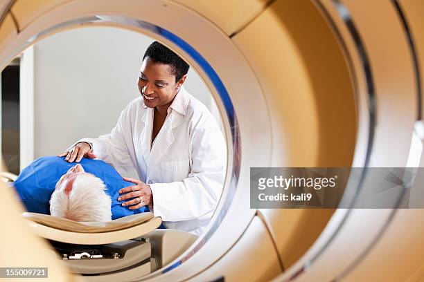 radiologista preparar doente para de pet scanner de tac. - tomografia por emissão de positrões imagens e fotografias de stock