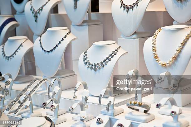 jewelry on window display - jewelry neckless stockfoto's en -beelden