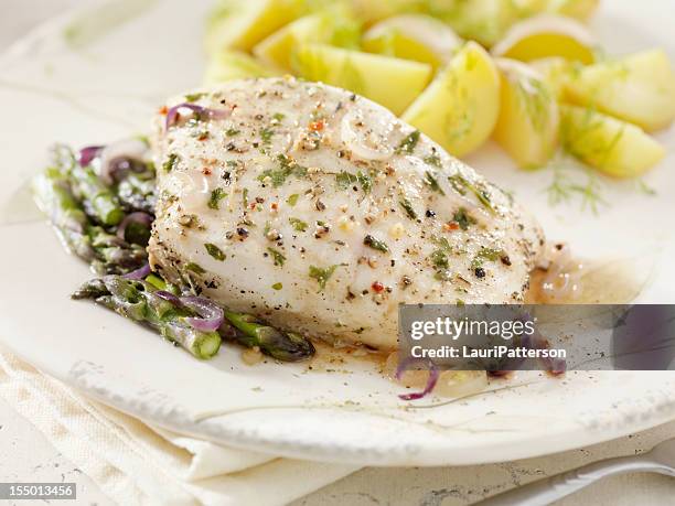 poached halibut - gekookte aardappel stockfoto's en -beelden
