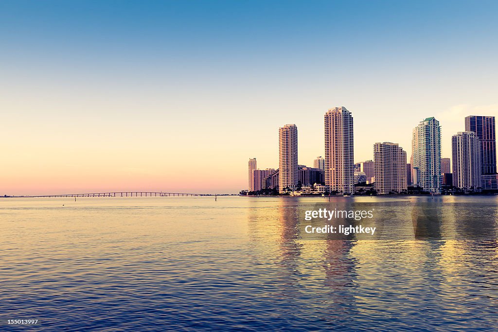 Horizonte de Miami en Biscayne bay