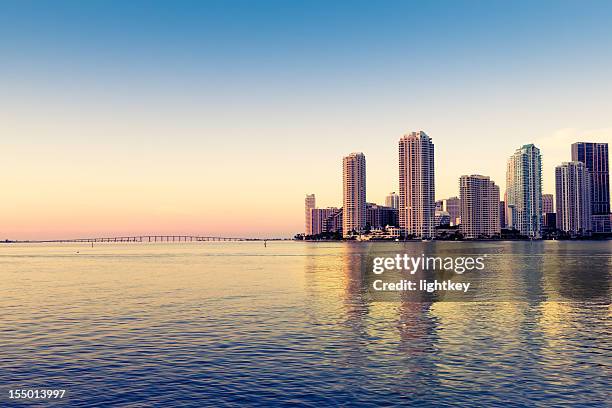 horizonte de miami en biscayne bay - miami fotografías e imágenes de stock