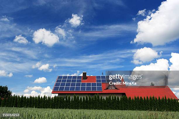 casa con paneles solares en el tejado - panel fotografías e imágenes de stock