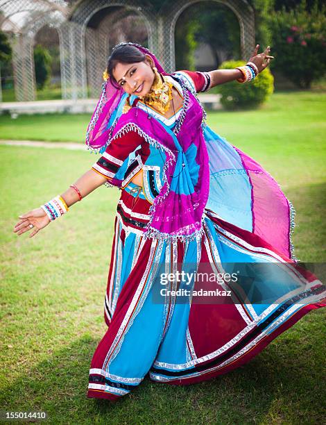 indische mädchen tanz - rajasthani youth stock-fotos und bilder