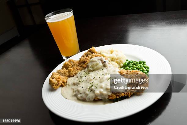 chicken fried steak with beer - gefrituurde kip stockfoto's en -beelden