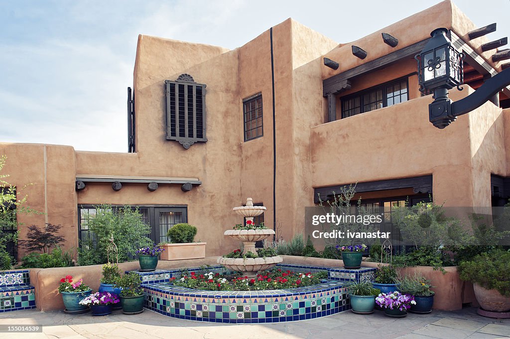 Santa Fe Adobe-Haus mit Brunnen