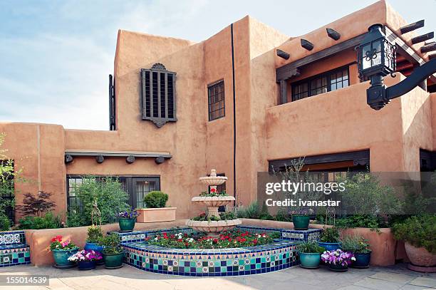 santa fe adobe casa con fontana - pueblo villaggio indigeno foto e immagini stock