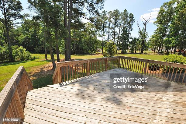 große holzterrasse sich wie zu hause fühlen - garden decking stock-fotos und bilder