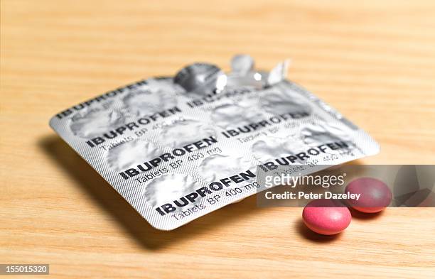 ibuprofen pain relief tablets - ibuprofen 個照片及圖片檔