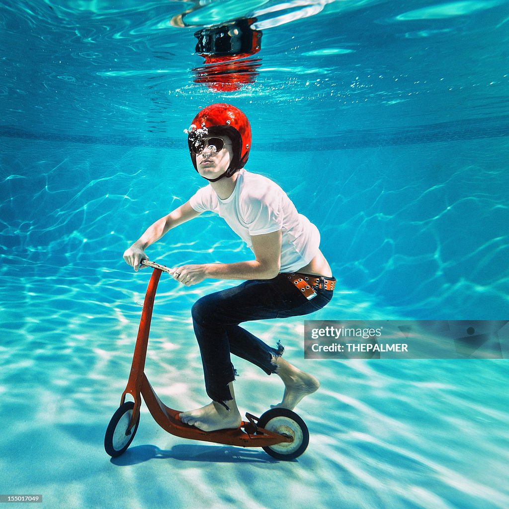 Teenager lesen. einen Rollstuhl Unterwasser