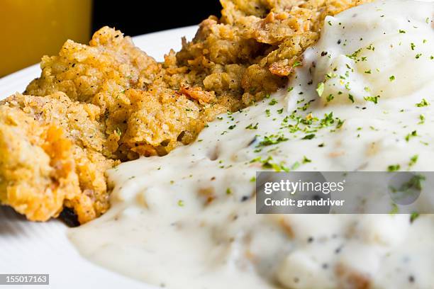 chicken fried steak with beer - gefrituurde kip stockfoto's en -beelden