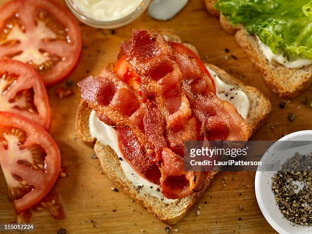 preparar un sándwich de sándwiches - bocadillo de beicon lechuga y tomate fotografías e imágenes de stock