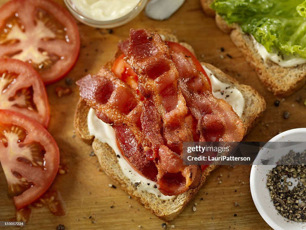 Preparar um sanduíche de bacon, alface e tomate