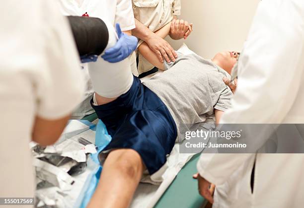 sala de emergencias (emergency room) - pierna fracturada fotografías e imágenes de stock