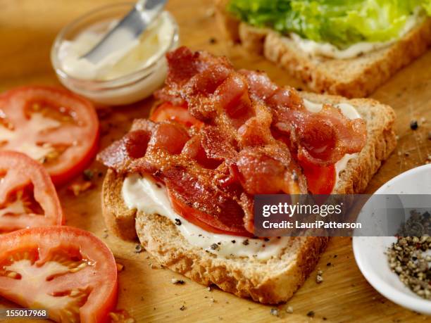 preparar un sándwich de sándwiches - bocadillo de beicon lechuga y tomate fotografías e imágenes de stock