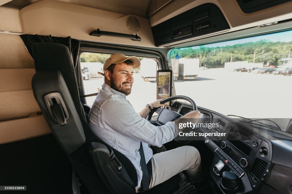 Ein mittlerer erwachsener Mann, der großen LKW fährt