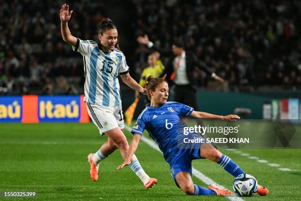 Argentina's midfielder Florencia Bonsegundo and Italy's midfielder Manuela Giugliano fight for the ball during the Australia and New Zealand 2023...