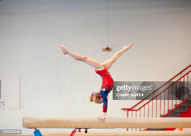 jovem ginasta na trave split em fazer o pino - gymnastics imagens e fotografias de stock