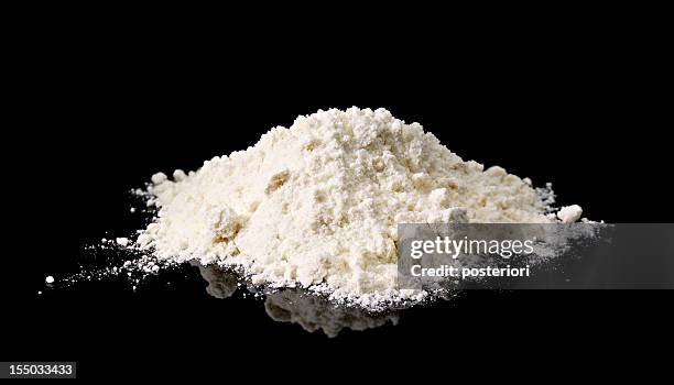 小麦粉に黒色の背景 - flour ストックフォトと画像