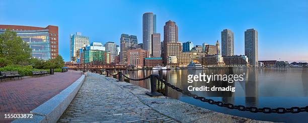 boston sonnenaufgang mit wolkenkratzern spiegelt in einer kupfer-channel-panorama - boston massachusetts stock-fotos und bilder
