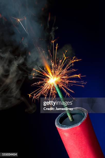 lit fuse on tnt or dynamite ready to explode - dynamite stock pictures, royalty-free photos & images