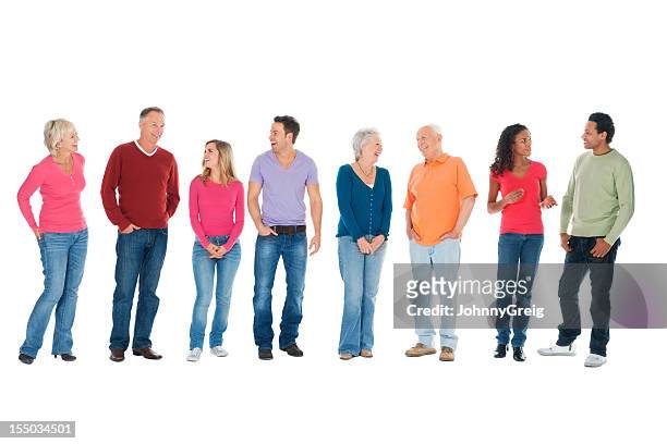 lässig gruppe von menschen sprechen in einer reihe-isoliert - casual man white background stock-fotos und bilder