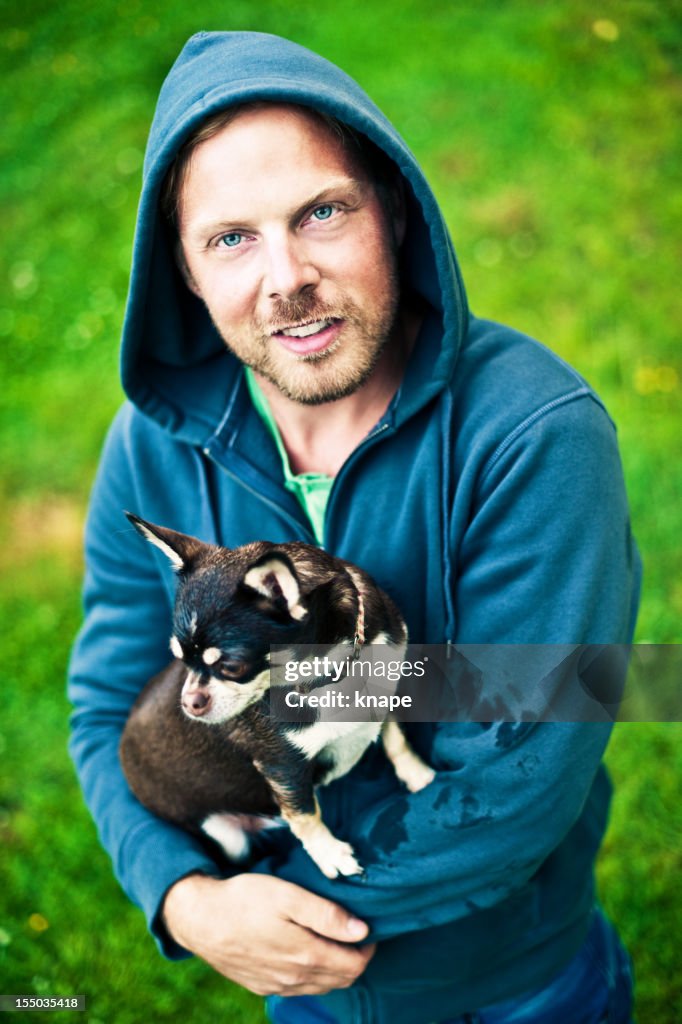 Mann und chihuahua