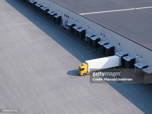 single truck at a warehouse - truck birds eye stockfoto's en -beelden