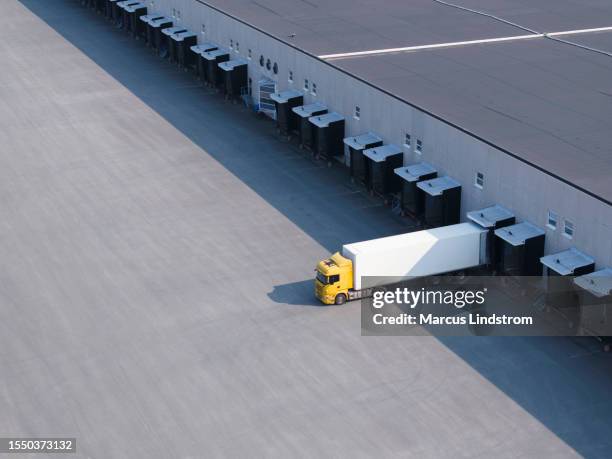 single truck at a warehouse - warehouse building exterior stock pictures, royalty-free photos & images