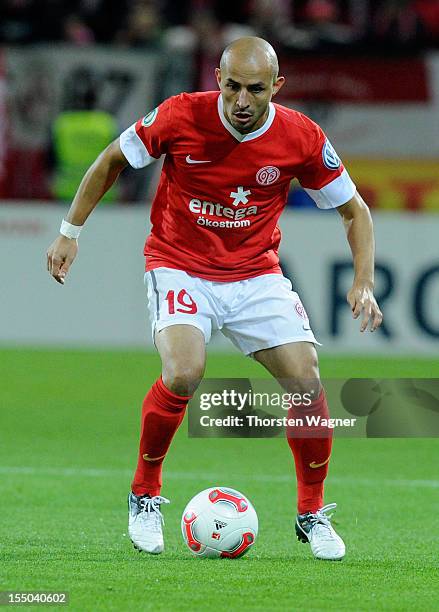 Elkin Soto of Mainz runs with the ball during the DFB Cup second round match between FSV Mainz 05 and FC Erzgebirge Aue at Coface Arena on October...