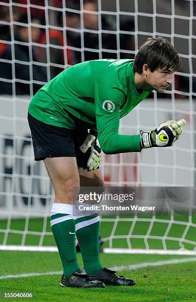 Goalkeeper Martin Maennel of Aue gestures during the DFB Cup second round match between FSV Mainz 05 and FC Erzgebirge Aue at Coface Arena on October...