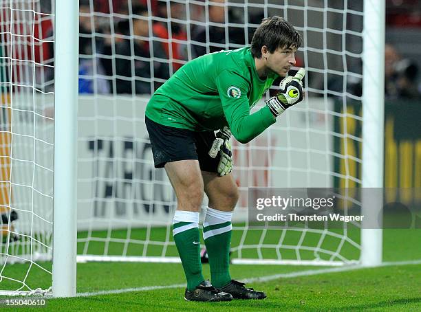 Goalkeeper Martin Maennel of Aue gestures during the DFB Cup second round match between FSV Mainz 05 and FC Erzgebirge Aue at Coface Arena on October...