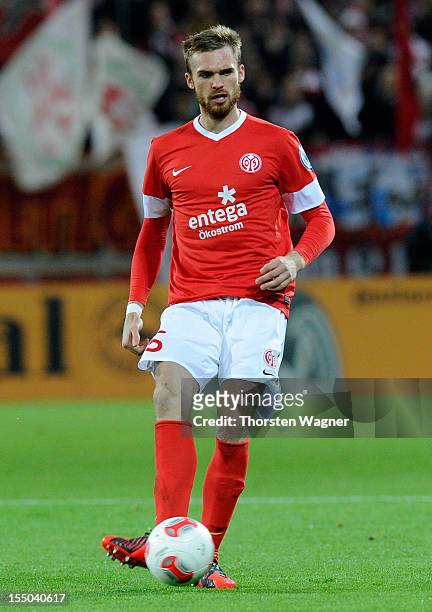 Jan Kirchhoff of Mainz runs with the ball during the DFB Cup second round match between FSV Mainz 05 and FC Erzgebirge Aue at Coface Arena on October...