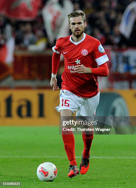 Jan Kirchhoff of Mainz runs with the ball during the DFB Cup second round match between FSV Mainz 05 and FC Erzgebirge Aue at Coface Arena on October...