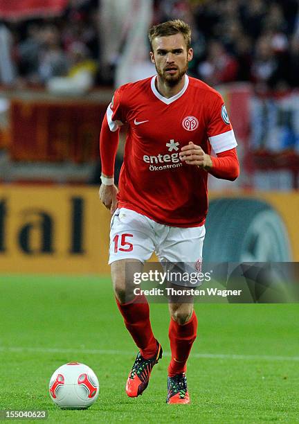 Jan Kirchhoff of Mainz runs with the ball during the DFB Cup second round match between FSV Mainz 05 and FC Erzgebirge Aue at Coface Arena on October...