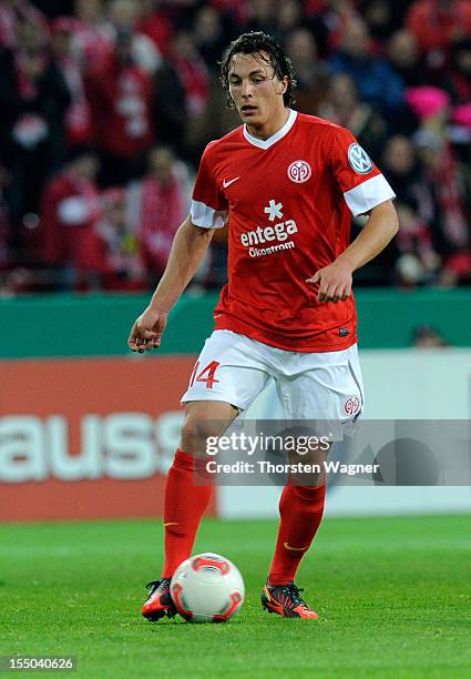 Julian Baumgartlinger of Mainz runs with the ball during the DFB Cup second round match between FSV Mainz 05 and FC Erzgebirge Aue at Coface Arena on...