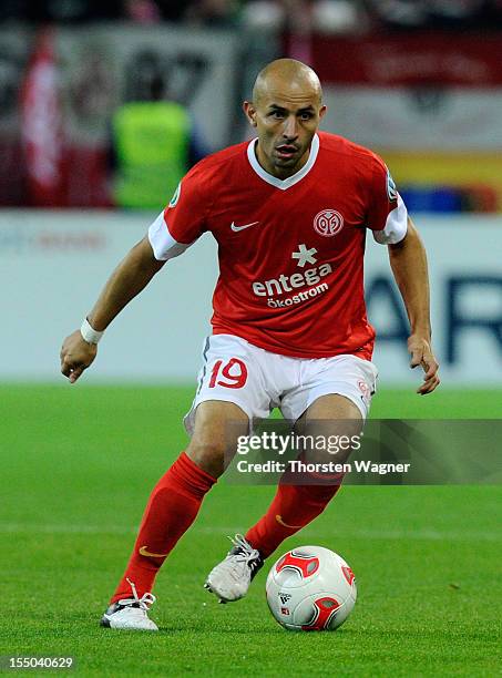 Elkin Soto of Mainz runs with the ball during the DFB Cup second round match between FSV Mainz 05 and FC Erzgebirge Aue at Coface Arena on October...