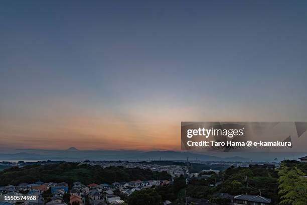 sunset sunbeam over the residential district in kanagawa of japan - dämmerung stock-fotos und bilder