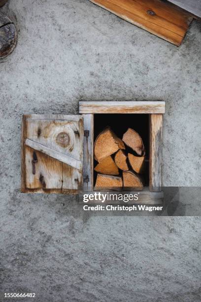 brennholz, hütte, alpen - alm hütte stock-fotos und bilder