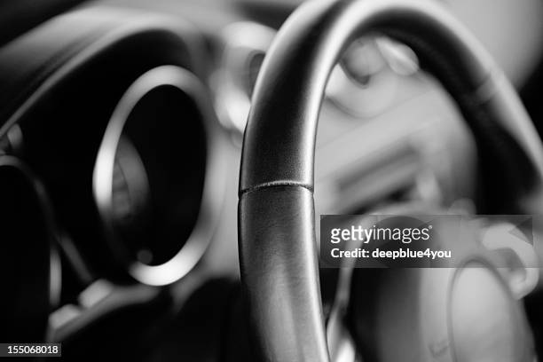 car steering wheel (trough the windshield) - steering wheel stockfoto's en -beelden