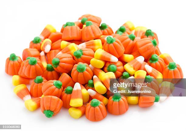 amontoado de halloween doces - candy corn - fotografias e filmes do acervo