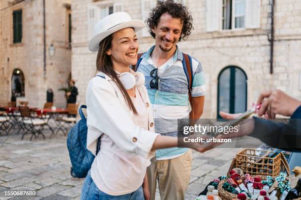 junges paar schaut sich die hausgemachten spirituosen an, die von den straßenhändlern in dubrovnik verkauft werden - paar gruppierung stock-fotos und bilder