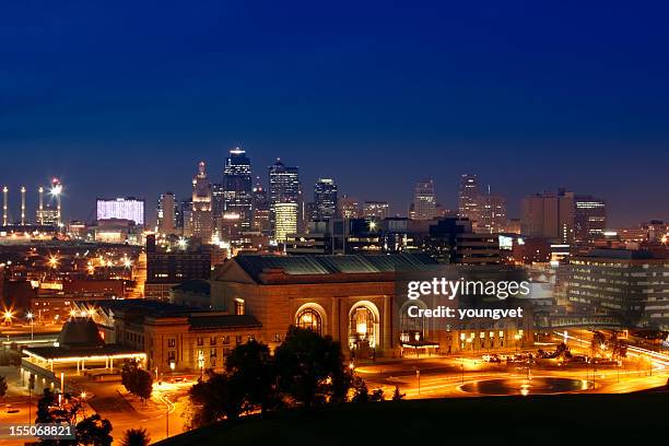 kansas city skyline em noite - kansas city missouri imagens e fotografias de stock