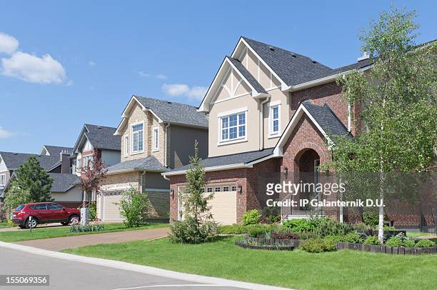 several brand new suburban houses in sunny summer afternoon. hou - new home exterior stock pictures, royalty-free photos & images