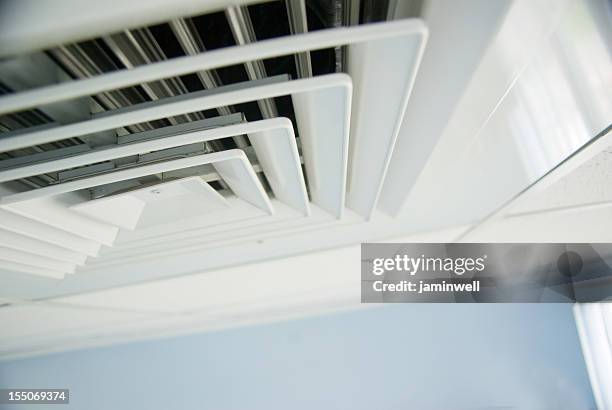 sistema de ventilación y climatización de ventilación en el techo de oficina en primer plano - vent fotografías e imágenes de stock