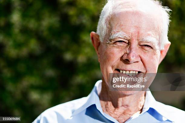 87 ans joyeux sourire de manière positive dans son jardin - keratosis photos et images de collection